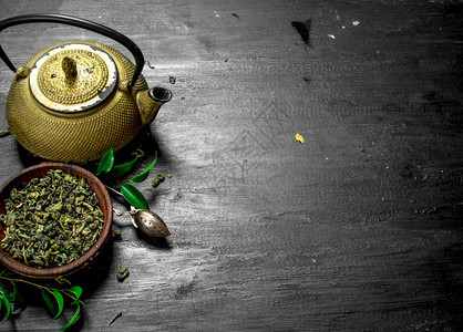 香的绿茶有叶子在黑板上香的绿茶有叶子图片