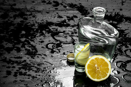 伏特加柠檬和冰黑白板上伏特加柠檬和冰图片
