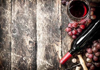 红酒杯子葡萄木制酒葡萄图片