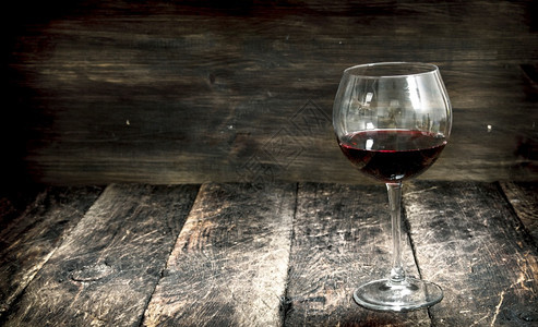 一杯红酒木制背景一杯红酒图片