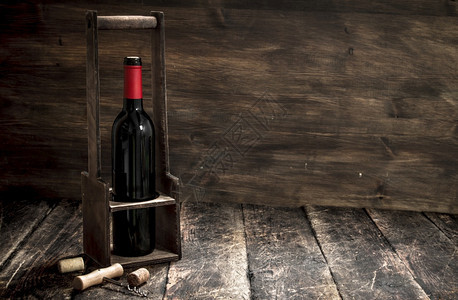 红酒背景一瓶红酒在装架上背景图片