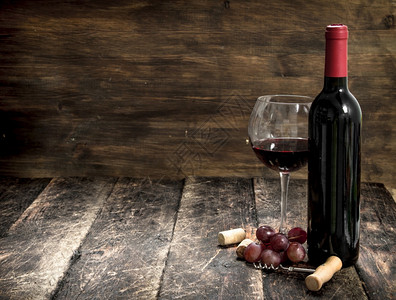 红酒配有葡萄枝和木质的树枝红酒配有葡萄枝和木质树图片