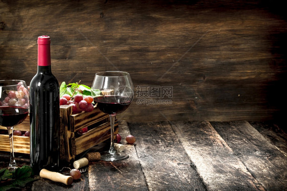 红酒和一盒葡萄木制背景红酒和一盒葡萄图片
