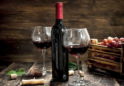 红酒和一盒葡萄木制背景红酒和一盒葡萄图片