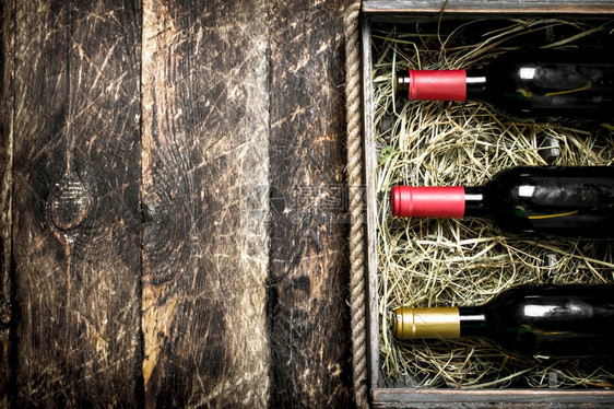 盒子里的葡萄酒木制背景图片