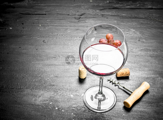黑白板上杯子红酒瓶葡萄枝图片