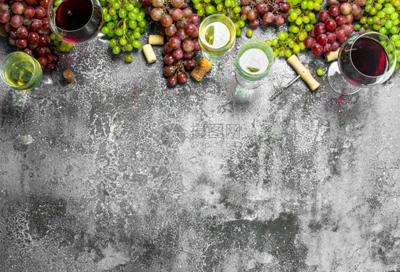 红葡萄和绿葡萄和酒图片