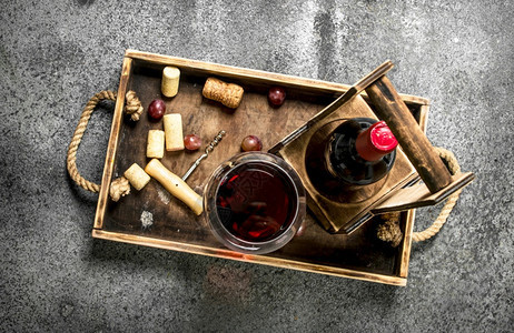红酒在木质托盘上生锈背景图片