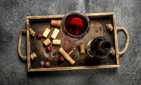 红酒在木质托盘上生锈背景图片