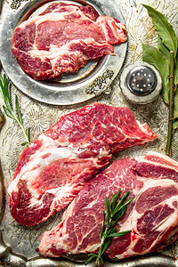 猪肉牛排和香料生菜背景图片