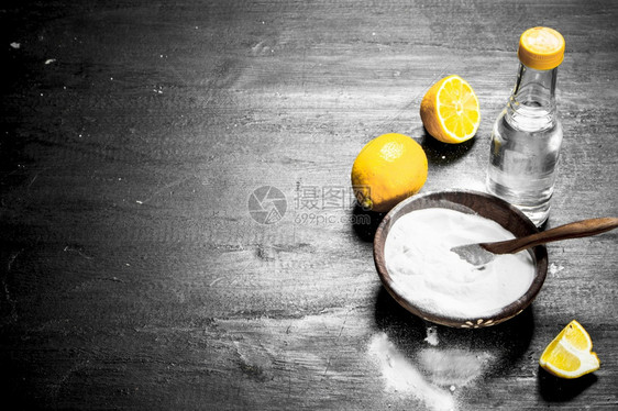 用醋和柠檬片在碗里烤苏打水在黑板上图片
