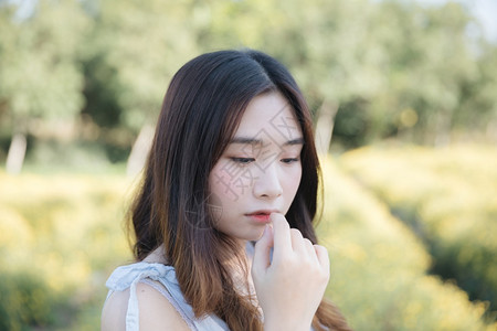 年轻女在花园中微笑的肖像图片