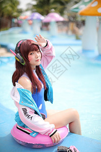 JapnimeCOSPE游戏泳池西装的Cosplay女孩的肖像图片