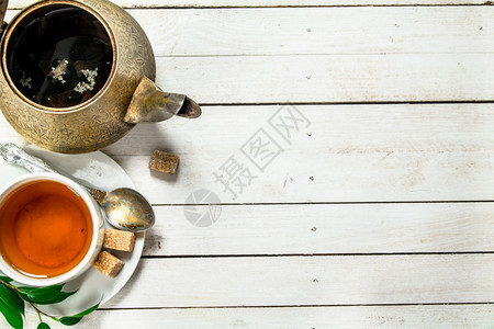 黑茶杯白木桌图片