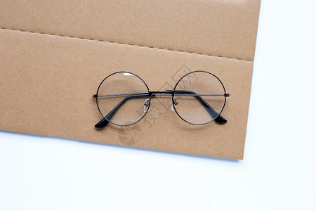 棕色纸板上的眼镜白背景复制空间图片
