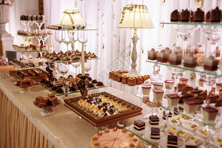 甜的婚礼桌糖果棒巧克力蛋糕甜的巧克力蛋糕背景图片