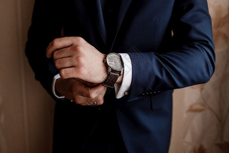 商人在手表上检查时间男人把钟放在手上图片