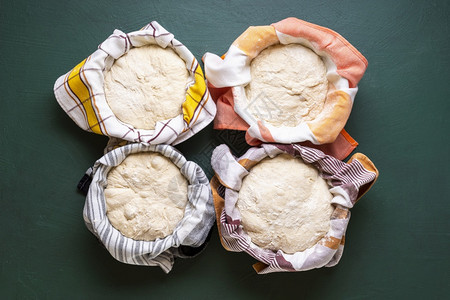 在上方绿桌的碗中用酸盐食面粉将上升一步在家中烤有机面包健康生活方式与家烤面包一起图片