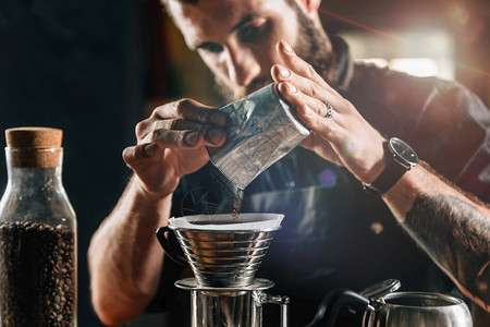 咖啡在店里用数字量度咖啡店穿着深色制服工具及设备在桌上制造滴水咖啡图片
