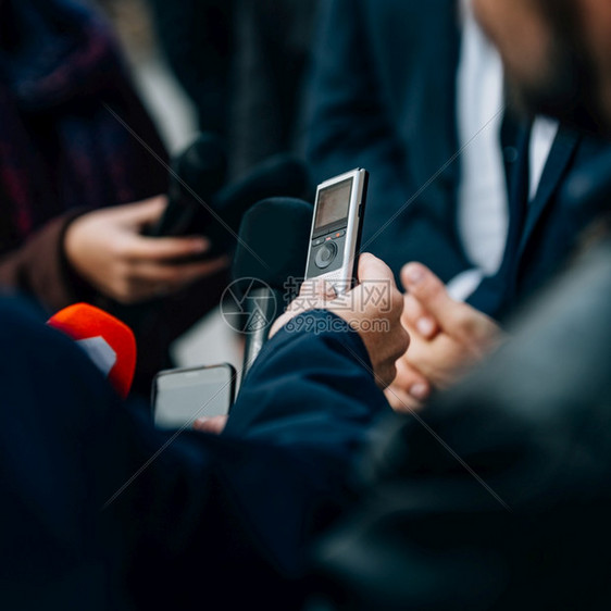 在记者招待会上采访商人图片