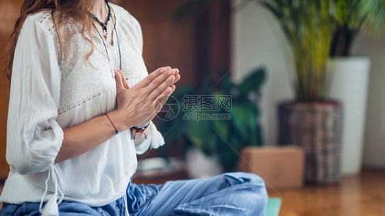 坐在莲花面前手举着祈祷姿势图片