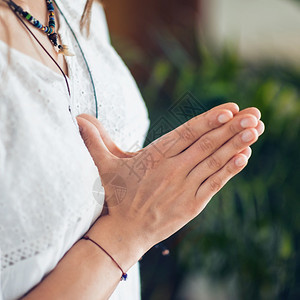 女双手合在一起近距离手举忍耐瑜伽祷告图片