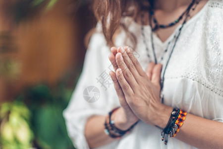女双手合在一起近距离手举忍耐瑜伽祷告图片