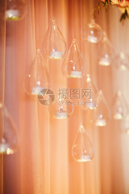 装饰婚纱玻璃球蜡烛和粉色布有选择的焦点婚纱有蜡烛和粉色布有区别的玻璃球有选择的焦点图片