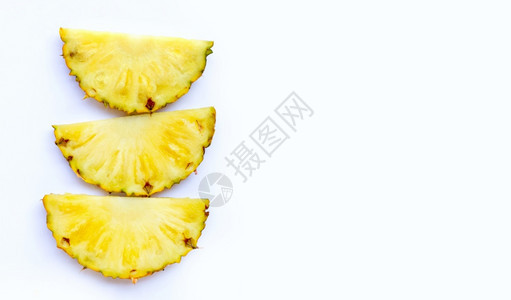 白色背景上的新鲜菠萝切片复制空格图片
