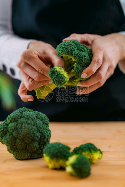 新鲜有机花椰菜富含维生素kc叶酸钾植物素和纤维的超食品图片