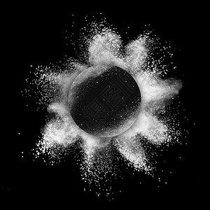 黑色背景的圆形框架和粉末爆炸的白和黑成分复制空间黑色背景的圆形框架白粉爆炸图片
