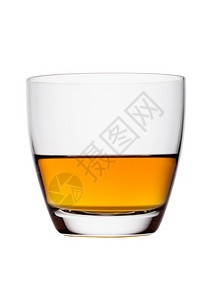 威士忌在晶优雅的玻璃杯中与白色背景隔绝图片