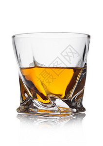 威士忌在水晶现代豪华玻璃杯里白色背景和反光图片