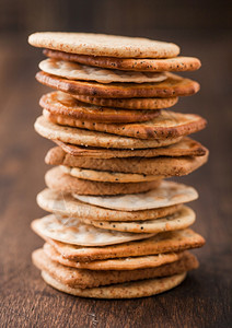 各种有机脆麦黑和玉米扁面包饼干木本上含芝麻和盐图片