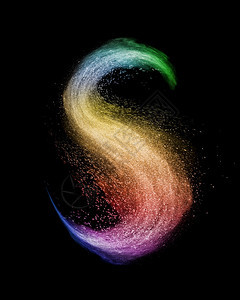 彩虹粉喷洒或黑色背景的爆炸以及复制空间的创意图片彩虹粉喷洒或黑色爆炸的字母图片