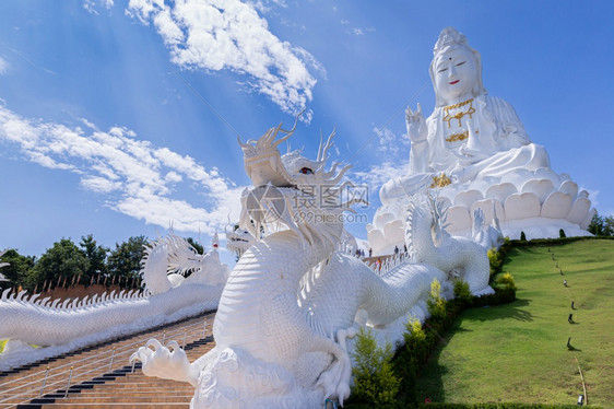 蓝天和白云的龙雕像在华丽广场的康古寺清莱和泰王国图片