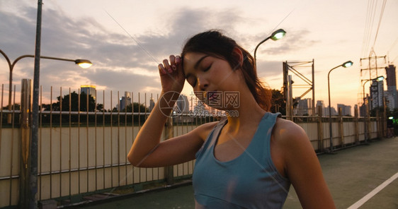 清晨在步行桥上穿运动服的日本少女锻炼图片