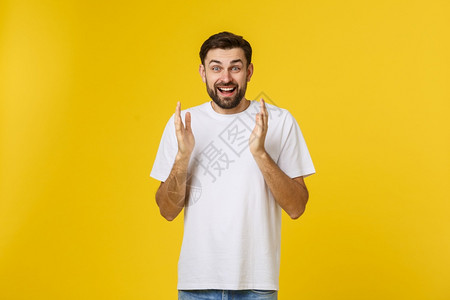 手叠在一起年轻英俊的优雅男子与孤立的背景鼓掌欢呼快乐和笑自豪的手