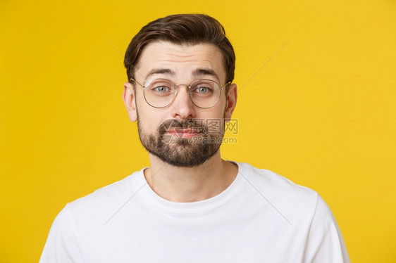 黄色背景的青年临时男子肖像图片