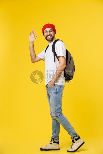 戴帽子的年轻时装男戴吊带的年轻时装男穿着帽子的年轻时装男穿着黄色时装的年轻男图片