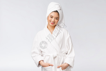 穿着浴袍的年轻快乐亚洲淑女肖像图片