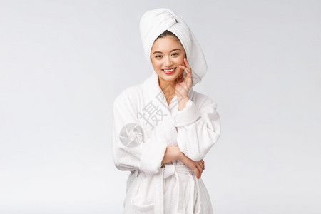 穿着浴袍的年轻快乐亚洲淑女肖像图片