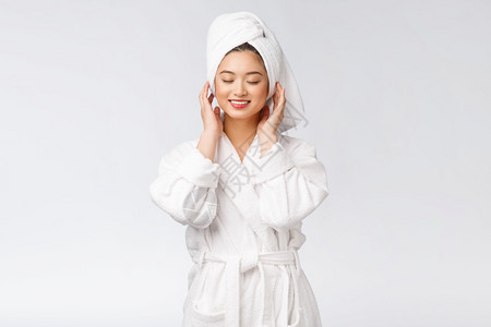 穿浴袍女孩穿着浴袍的年轻快乐亚洲淑女肖像背景