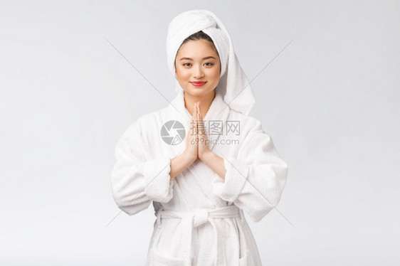 美丽的妇女照顾着手祈祷的皮肤健康美丽的女孩照顾着手祈祷的皮肤健康美丽的女孩照顾着白色背景的皮肤健康美丽的女孩照顾着白色背景的图片