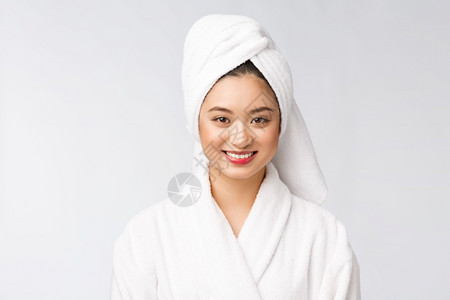 淋浴后用毛巾擦头发的美人丽多种族少女触摸柔软的皮肤浴后用毛巾擦头发的美人图片