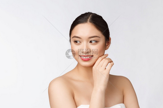 美丽的亚洲女子手触摸脸颊微笑图片