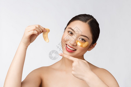 亚裔美容少女用金面罩遮住她的皮肤图片
