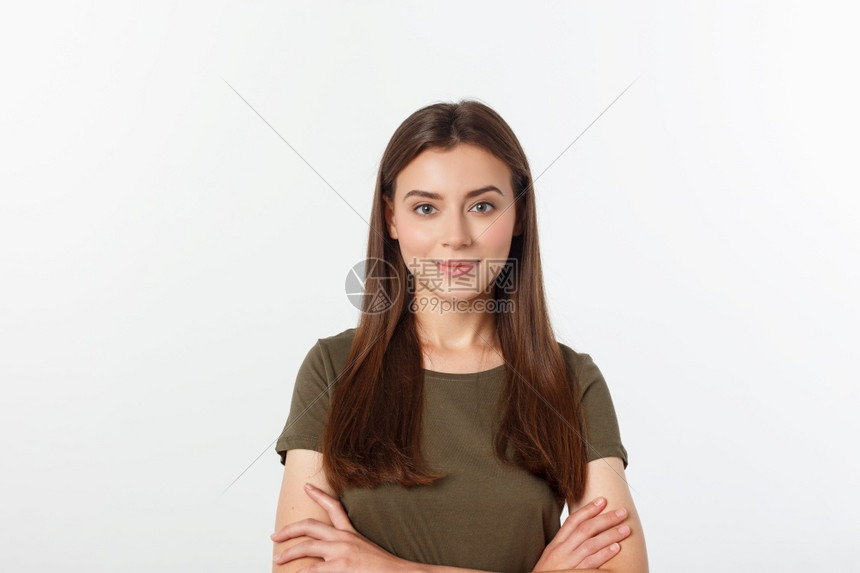 一位美丽的年轻女肖像看着镜头微笑孤立在白色背景上一位美丽的年轻女肖像孤立在白色背景上图片