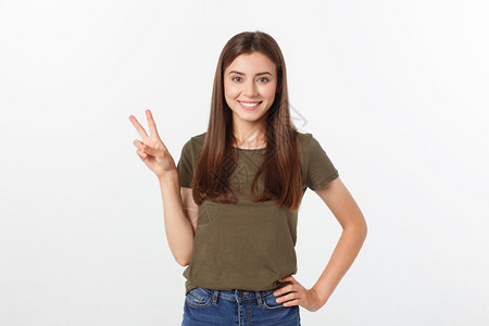 年轻女用两种手指正面或和平的手势白色年轻女用两种手指白色图片