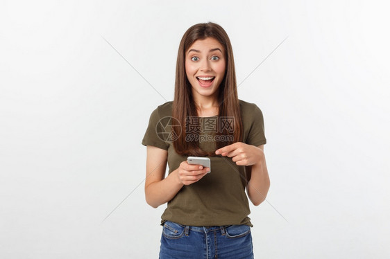 笑女人在白背景的手机上聊天和发短信图片